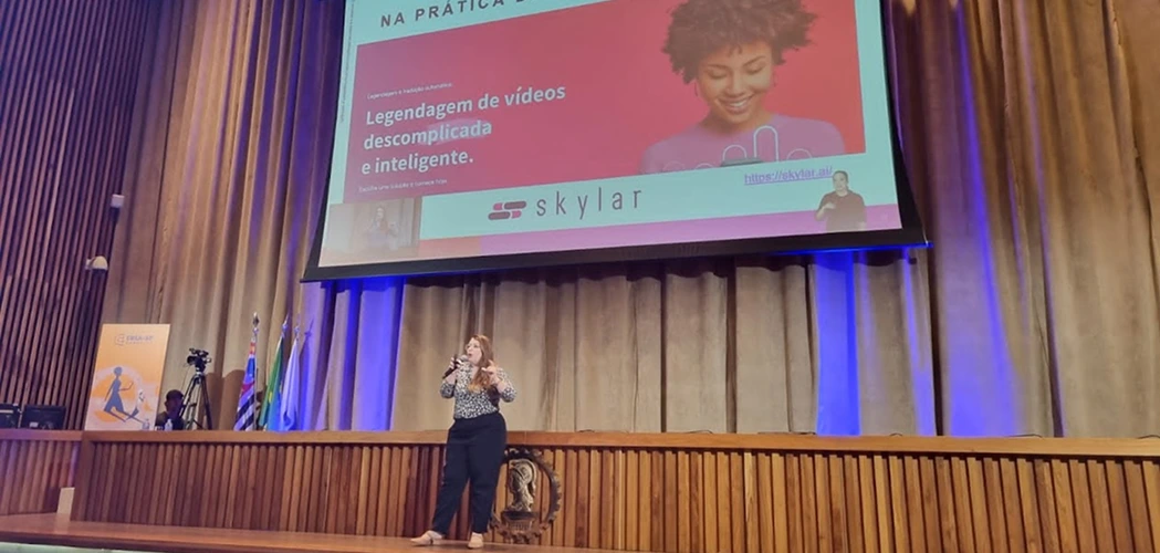 Luana Moro, co-fundadora e CEO da Skylar, palestrando sobre o case da Skylar.