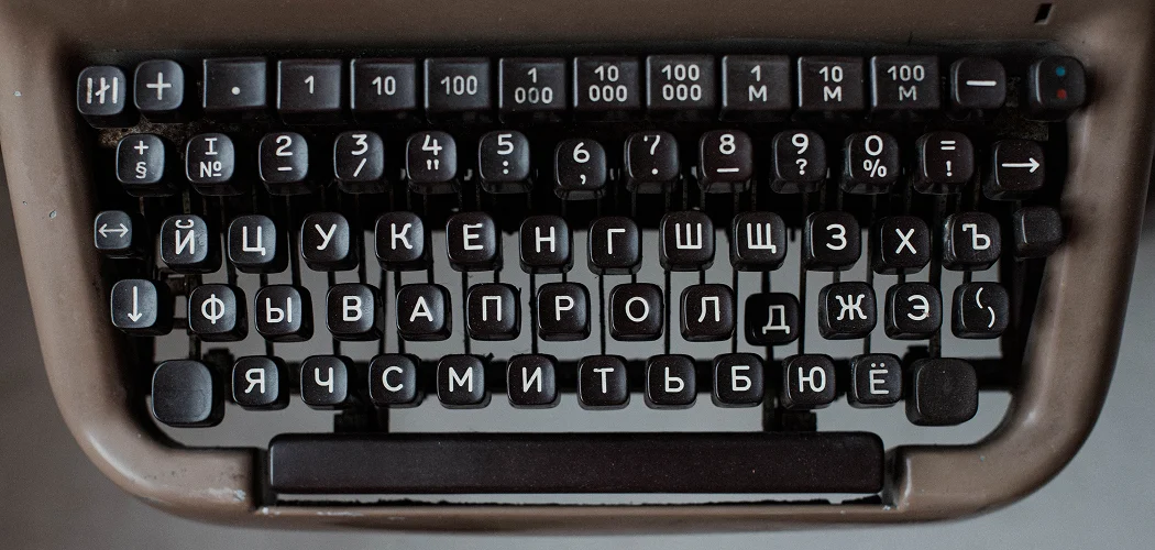 Teclado de máquina de escrever russa antiga com teclas em alfabeto cirílico